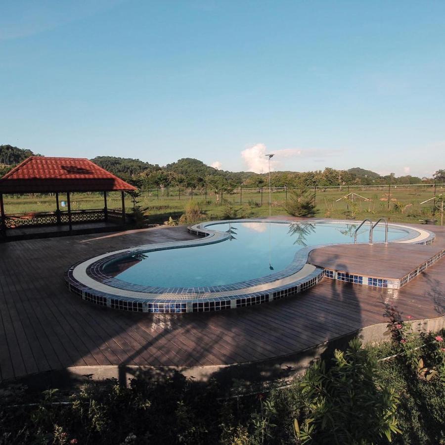 Raffles Inn Labuan Bajo Exterior photo